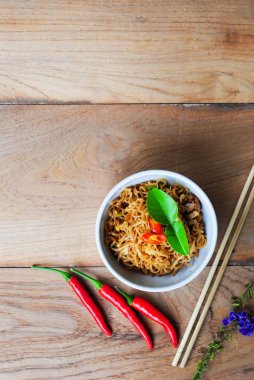  şehriye Tay ahşap arka plan üzerinde.