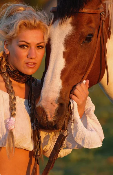 Hermosa campesina con su caballo — Foto de Stock