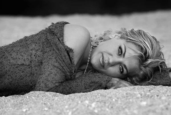 Hermosa chica en la arena — Foto de Stock
