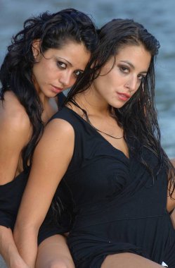 Siyah bir elbise giyen iki güzel kadın 