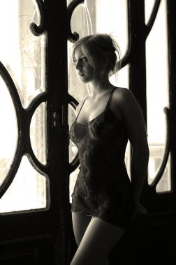 Siyah beyaz giyinmiş, genç, seksi, çıplak sarışın kız.