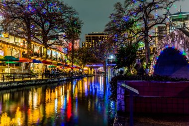 San Antonio, Texas, gece Riverwalk.
