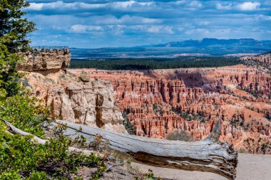 Renkli Hudu kaya oluşumları Bryce Canyon Milli Parkı'nda, U