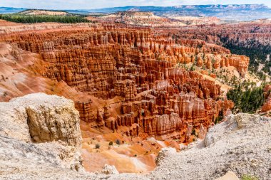 Renkli Hudu kaya oluşumları Bryce Canyon Milli Parkı'nda, U