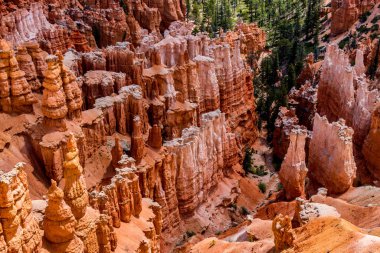 Renkli Hudu kaya oluşumları Bryce Canyon Milli Parkı'nda, U