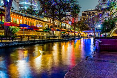 San Antonio, Texas, gece Riverwalk.