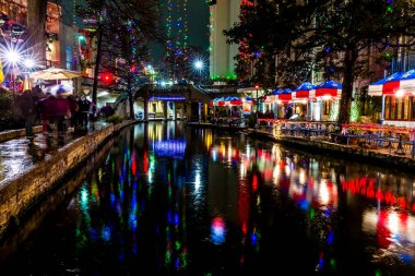 San Antonio, Texas, gece Riverwalk.