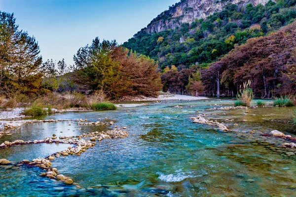 Őszi lombozat a kristálytiszta Frio folyó, Texas. — Stock Fotó