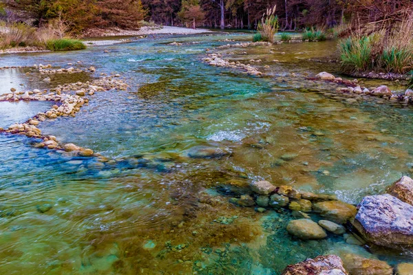秋天树叶在德克萨斯州水晶般清澈的弗河上. — 图库照片