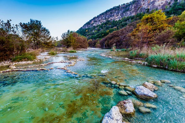 Herbstlaub auf dem kristallklaren frio River in Texas. — Stockfoto