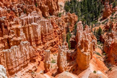 Renkli Hudu kaya oluşumları Bryce Canyon Milli Parkı'nda, U
