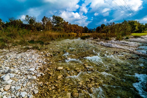 Восени листя на річці кришталево чисте Frio в Техасі. — стокове фото