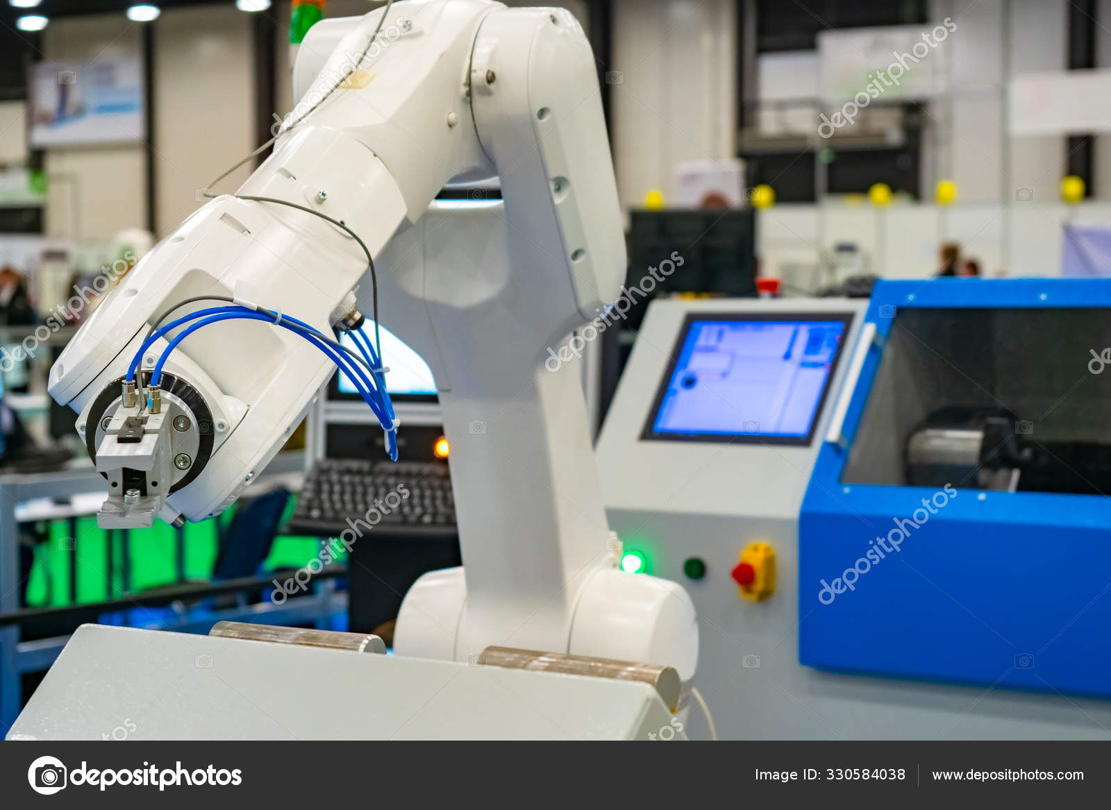 机器人手扶着一个技术实验室的背景 工业操纵者 开展转产工作 机器人在工作 生产自动化 工作场所的机器人 图库照片 C Grinphoto