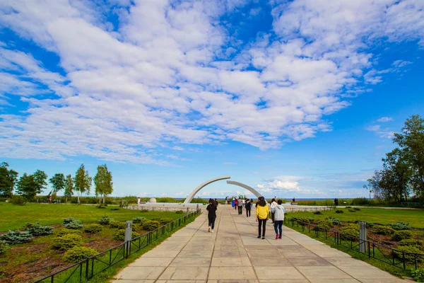 Saint Petersburg. Russia. Monument a torn ring on road of life. Monument to the siege of Leningrad. Monument to victims of the second world war. Sights of Russia. Tourists on excursions. 16.08.2018 — Stock Image Saint Petersburg Russia Monument Torn Ring Road Life Monument Siege Stock Picture