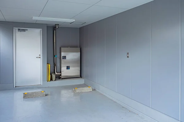Office space after repair. Steam boiler in a renovated office. Concept - installation of steam heating. Concept - repair in a business center. Sale of steam boilers. Overhaul in commercial buildings — Stock Image Office Space Repair Steam Boiler Renovated Office Concept Installation Steam Stock Photo