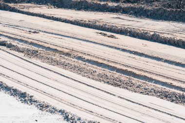 Kumdaki yolcu vagonunun tekerleklerinden uzun izler..
