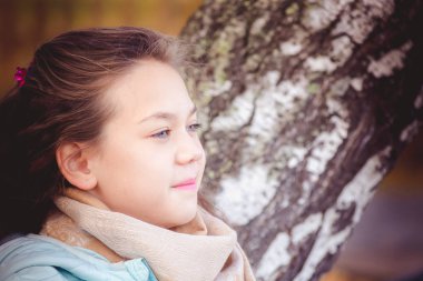 Bir sonbahar gününde huş ceket mavi aşağı uzun saçlı genç kızın güzel portresi.