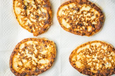 Fazla yağı emmek için beyaz peçeteye peynirli kek.