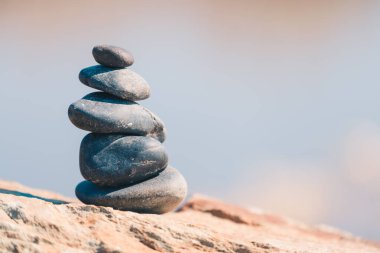 Taşlar piramidi büyük taşlara monte edildi. Ruhlar ve dualar için bir ev