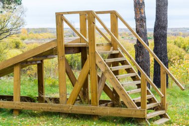 Şehir parkında çocuklar için sürme ve eğlence için ahşap slayt