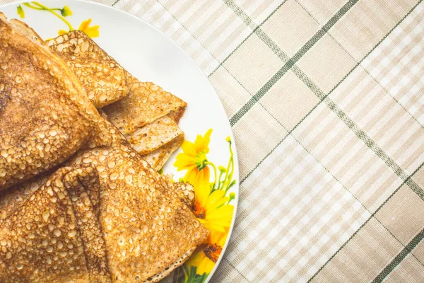 Cienkie Naleśniki Gotowane Patelni Leżą Małym Spodka Stole Kuchennym — Zdjęcie stockowe