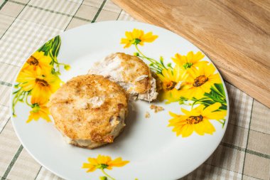 Mutfak masasında plaka kızarmış yuvarlak hake balık fileto.