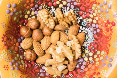 Farklı fındıkların karışımı güzel bir kasede.