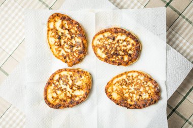 Fazla yağı emmek için beyaz peçeteye peynirli kek..