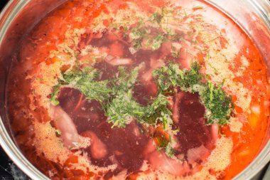 Kırmızı çorba borscht soba üzerinde büyük tavada pişmiş.