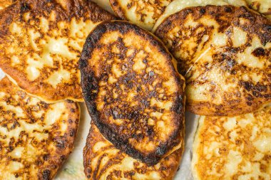 Fazla yağı emmek için beyaz peçeteye peynirli kek..