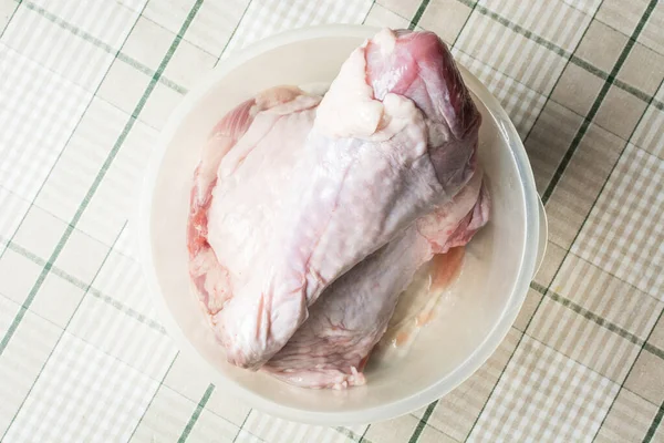 Grande filé de peru cru em ovo de plástico na mesa da cozinha . — Fotografia de Stock