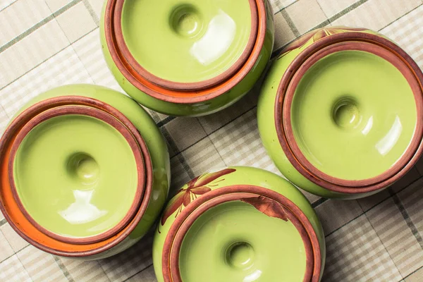 Panelas de cerâmica verde com tampas fechadas para cozinhar no forno . — Fotografia de Stock
