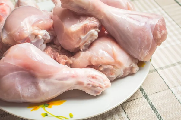 Pernas de frango cruas em um dreno de prato grande da água após a lavagem . — Fotografia de Stock