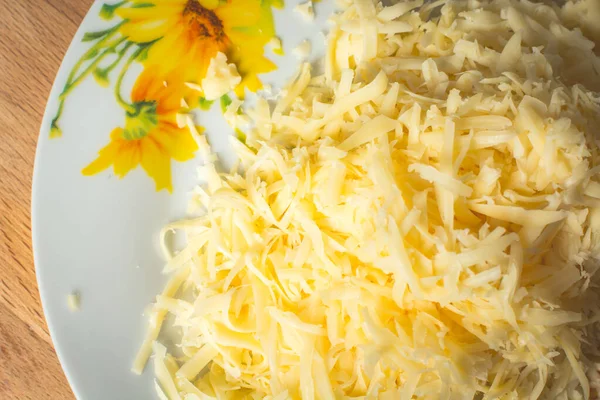 Мягкий тертый сыр в большой тарелке . — стоковое фото