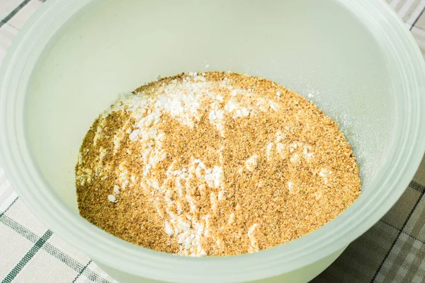 Harina blanca con migas de pan en un tazón hondo para asar carne y pescado. —  Fotos de Stock