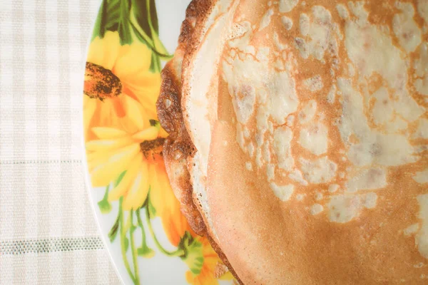 Tunna pannkakor till frukost i stor tallrik på köksbordet. — Stockfoto