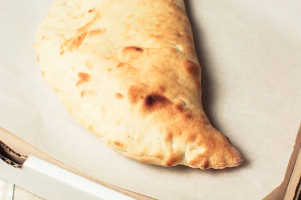 Pastel de carne al horno en una caja abierta . —  Fotos de Stock