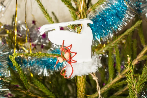 Χριστουγεννιάτικο δέντρο διακόσμηση παιχνίδι λευκά πατίνια κρέμονται στο κλαδί του δέντρου για τη διακόσμηση. — Φωτογραφία Αρχείου