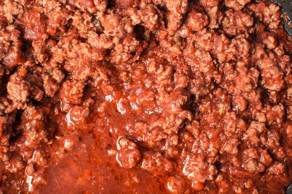 Gotowane mięso mielone z sosem pomidorowym bolognese na spaghetti. — Zdjęcie stockowe