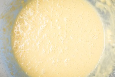 Derin kasede aşılanmış waffle pişirme için hamur