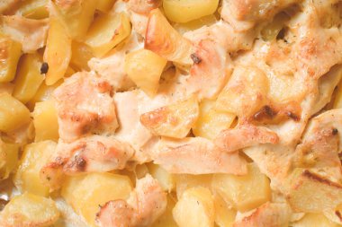 Fırında tepside patates ile kızarmış tavuk