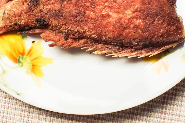 Ikan Laut Goreng Yang Dimasak Piring Atas Meja Dapur — Stok Foto