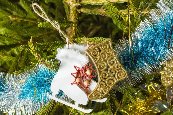 Νέα Χρόνια Χριστουγεννιάτικο Δέντρο Διακοσμήσεις Λευκά Πατίνια Και Μπότα Κρέμεται — Φωτογραφία Αρχείου