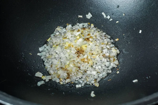 Scheiben Geschnittene Weiße Zwiebeln Zum Braten Gusseisernen Kessel Für Pilaf — Stockfoto