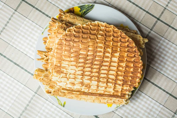 Cienkie Gofry Zwinięte Słomę Talerzu Stole Kuchennym — Zdjęcie stockowe