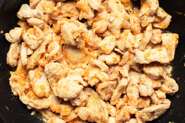 Potongan Daging Ayam Yang Dimasak Dengan Saus — Stok Foto