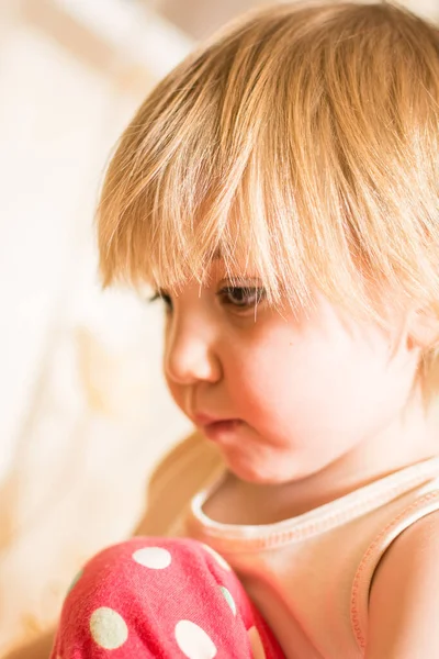 Retrato Criança Com Belos Olhos Cabelos Loiros — Fotografia de Stock