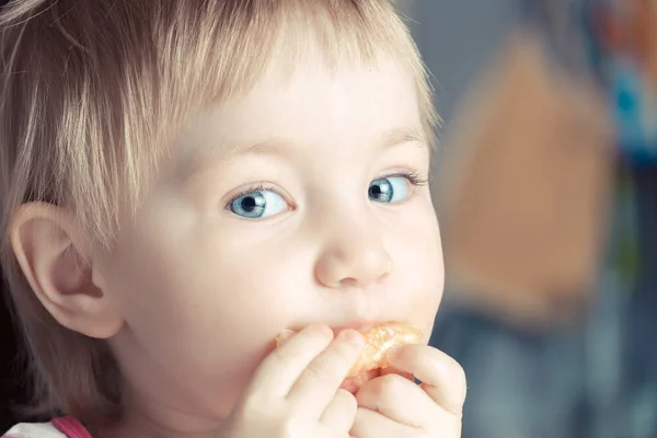 Красива Дитина Великими Блакитними Очима Їсть Апельсиновий Шматочок — стокове фото