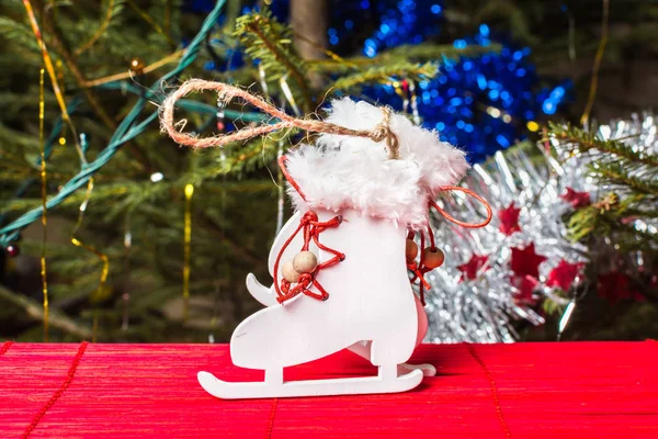 Πρωτοχρονιάτικο χριστουγεννιάτικο δέντρο διακόσμηση τα λευκά πατίνια με κόκκινα κορδόνια σε μπαμπού που. — Φωτογραφία Αρχείου
