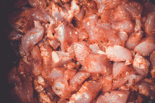 Verse stukjes rauwe kip gelegd in een traag fornuis om uit te doven. — Stockfoto